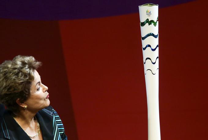 Brazilska predsednica Dilma Rousseff s posebno baklo plamenico pričakuje 3. maja. | Foto: 