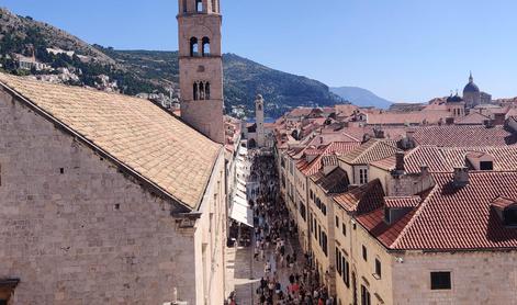 Trume obiskovalcev v vrsti čakale pred priljubljeno dubrovniško turistično točko
