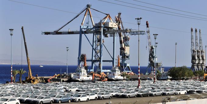Izrael vse več uvaža z Daljnega vzhoda. To uvoženo blago prihaja v pristanišče Eilat ob Rdečem morju (na fotografiji), ki je zadnje dni zaradi ustavitve in preusmeritve ladijskega tovornega prometa tako rekoč brez dela. | Foto: Guliverimage