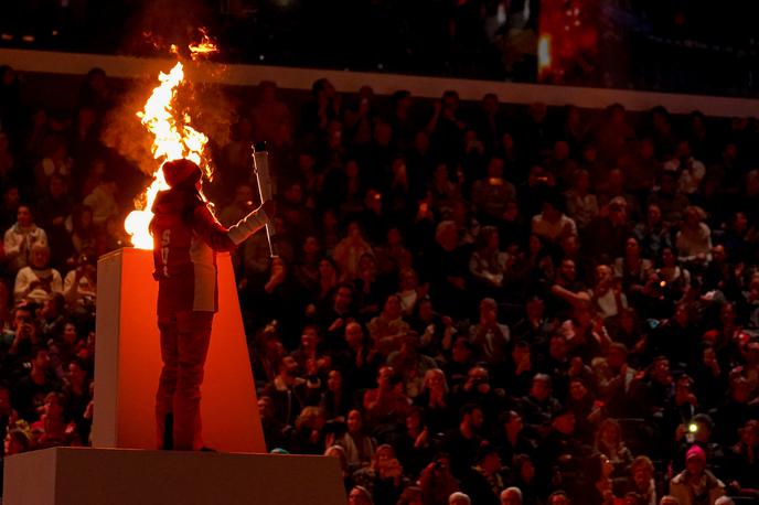 ZOI mladih | V novi areni Vaudoise so dvignili olimpijsko zastavo, prebrali olimpijsko prisego in prižgali olimpijski ogenj s plamenico. Olimpijski ogenj je prižgala najmlajša članica švicarske reprezentance, umetnostna drsalka Gina Zehnder. | Foto Reuters