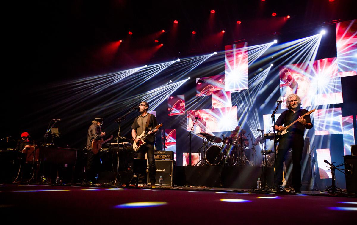 Dire Straits | Skupina Dire Straits Legacy na koncertih preigrava stare uspešnice. Pravijo, da gre za nekakšno evolucijo skupine in njene glasbe, ki je v svetu pustila neizbrisen pečat. | Foto Dire Straits Legacy