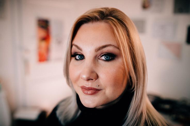 Z glamuroznim videzom ne boste zgrešile, še več – dramatičen očesni mejkap vas bo naredil še bolj očarljive.  | Foto: Jan Lukanović
