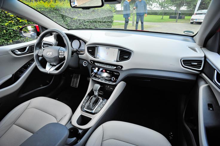 Ioniq je prvi hyundai s povsem digitalno instrumentno ploščo, v zavetju katere podaja vse ključne informacije, seveda pa ob menjavi voznih programov hipno zamenja tudi videz. Sedempalčni zaslon z ločljivostjo 1.280 krat 720 pik bo serijski sopotnik ne glede na izvedbo pogona. | Foto: Ciril Komotar