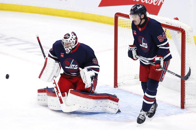 Connor Hellebuyck je še drugič zapored mrežo ohranil nedotaknjeno. | Foto: Reuters