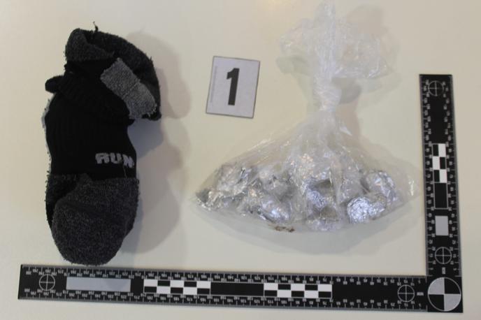 Prepovedane droge, ki so jih policisti našli pri 18-letnem vozniku, ki je v sredo dopoldne povzročil prometno nesrečo na Šmartinski cesti v Ljubljani. | 18-letnik je imel pri sebi več zavitkov prepovedanih drog. | Foto Policijska uprava Ljubljana
