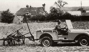 Land rover v vlogi traktorja