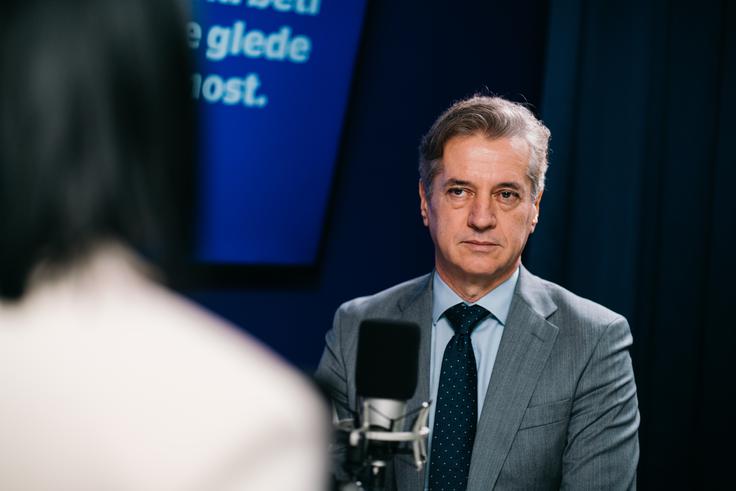 Golob: "V tem mandatu smo pokazali pogum in odločnost, da se soočimo z vsakim izzivom, hkrati pa smo zgradili močne temelje. Nekatere koristi ljudje že občutijo – skozi višje plače, višje pokojnine in nižje stroške v domovih za starejše. Delo še ni končano, zdaj pa vemo, kje so izzivi in kaj moramo narediti. Naš namen je dokončati začeto." | Foto: Jan Lukanović