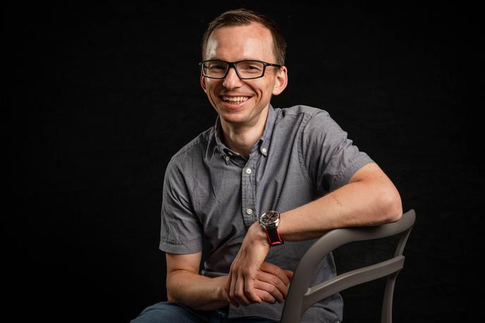 Tim Podlogar | Gost Sobotnega intervjuja je dr. Tim Podlogar, slovenski znanstvenik, ki je tri sezone deloval kot nutricionist pri kolesarski ekipi Red Bull BORA-hansgrohe, ki se ji je lani pridružil Primož Roglič, letos pa sodeluje z ekipo Tudor. Pogovarjali smo se tudi o prehranskih mitih v športu.