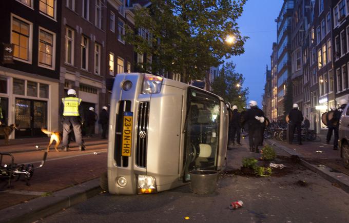 Prevrnjen avtomobil na Nizozemskem. Fotografija je simbolična.  | Foto: Reuters