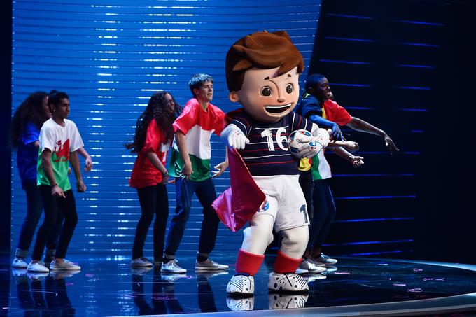 Francija komaj čaka na začetek tekmovanja. Maskota je deček v dresu francoske nogometne reprezentance z imenom Super Victor. | Foto: 
