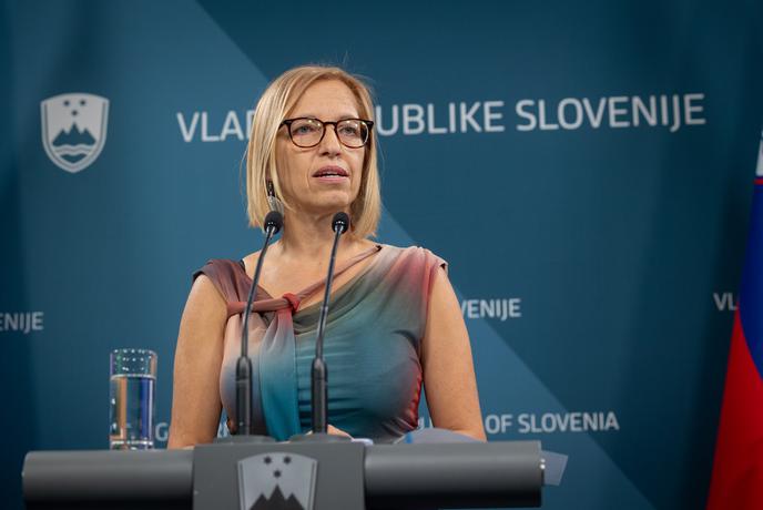Ministrica: Grožnja mariborskih zdravnikov z odpovedjo je neupravičena