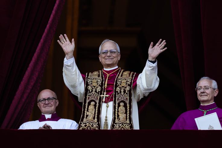 "Tudi z vidika bogoslužja si lahko obetamo malce bolj tradicionalen pristop, kar je nakazal že s spoštovanjem tradicije, liturgičnih oblačil, z brezhibno izgovorjavo latinščine …" o novem papežu Leonu XIV. meni frančiškan Jan Dominik Bogataj. | Foto: Guliverimage