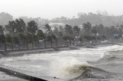 Tajfun na Filipinih zahteval več žrtev (video)