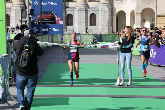 Najboljši Slovenki ločilo le 31 sekund, zmagovalka se je borila s krči