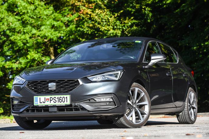 Seat leon | Leon je oblikovno prav gotovo dovolj drugačen in z bolj jasnimi linijami se dobro loči od sestrskega volkswagen golfa. Pomagajo mu tudi luči LED (predvsem zadaj po celotni širini). | Foto Gašper Pirman