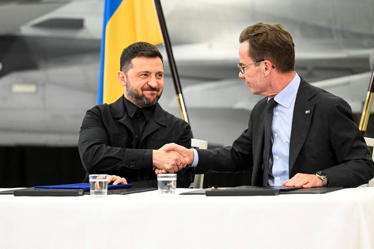 Ukrajinski predsednik Volodimir Zelenski in švedski premier Ulf Kristersson. | Foto: Reuters