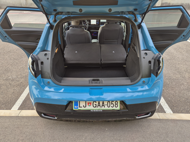 Na dnu prtljažnika je vse zloženo kot v škatlici. Kot je videti po priboru, se baterija lahko uporabi za delovanje drugih električnih naprav s tehnologijo vehicle to load (V2L). | Foto: Aleš Črnivec