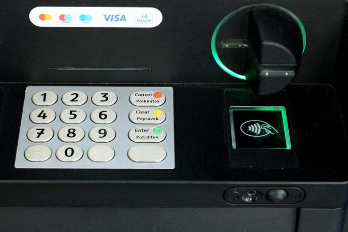 Bankomat. | Neznani storilec je bankomat poškodoval z za zdaj še neznanim eksplozivnim sredstvom, nastalo je za več tisoč evrov škode. | Foto STA