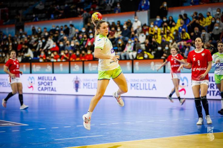 slovenska ženska rokometna reprezentanca, Slovenija : Poljska, Živa Čopi Živa Čopi se je poškodovala v Turčiji. | Foto: IHF.com