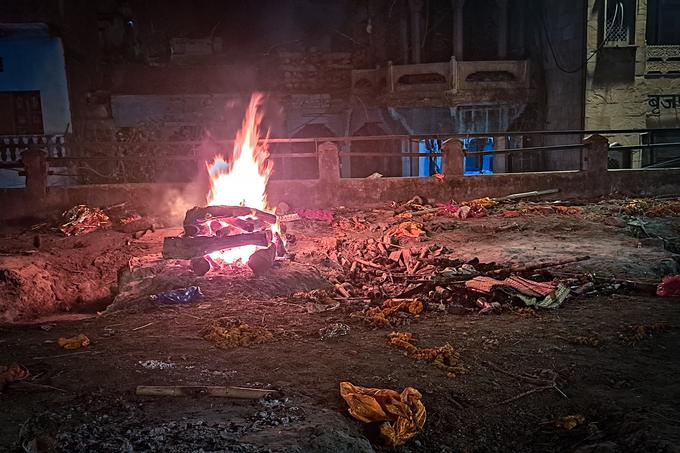 Manikarnika Ghat je mesto za upepeljevanje in v hinduizmu simbolizira neprekinjen cikel življenja, smrti in ponovnega rojstva. | Foto: K. M.
