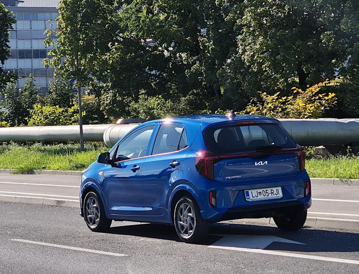 Kia picanto je petvratna kombilimuzina, visoka 148,5 centimetra in 14 centimetrov oddaljena od tal. K opremi ex trend spadajo lita platišča s pnevmatikami 175/65 R14. 
  | Foto: Aleš Črnivec