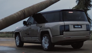 Deblo trikrat padlo na SUV. Kaj se zgodi? #video