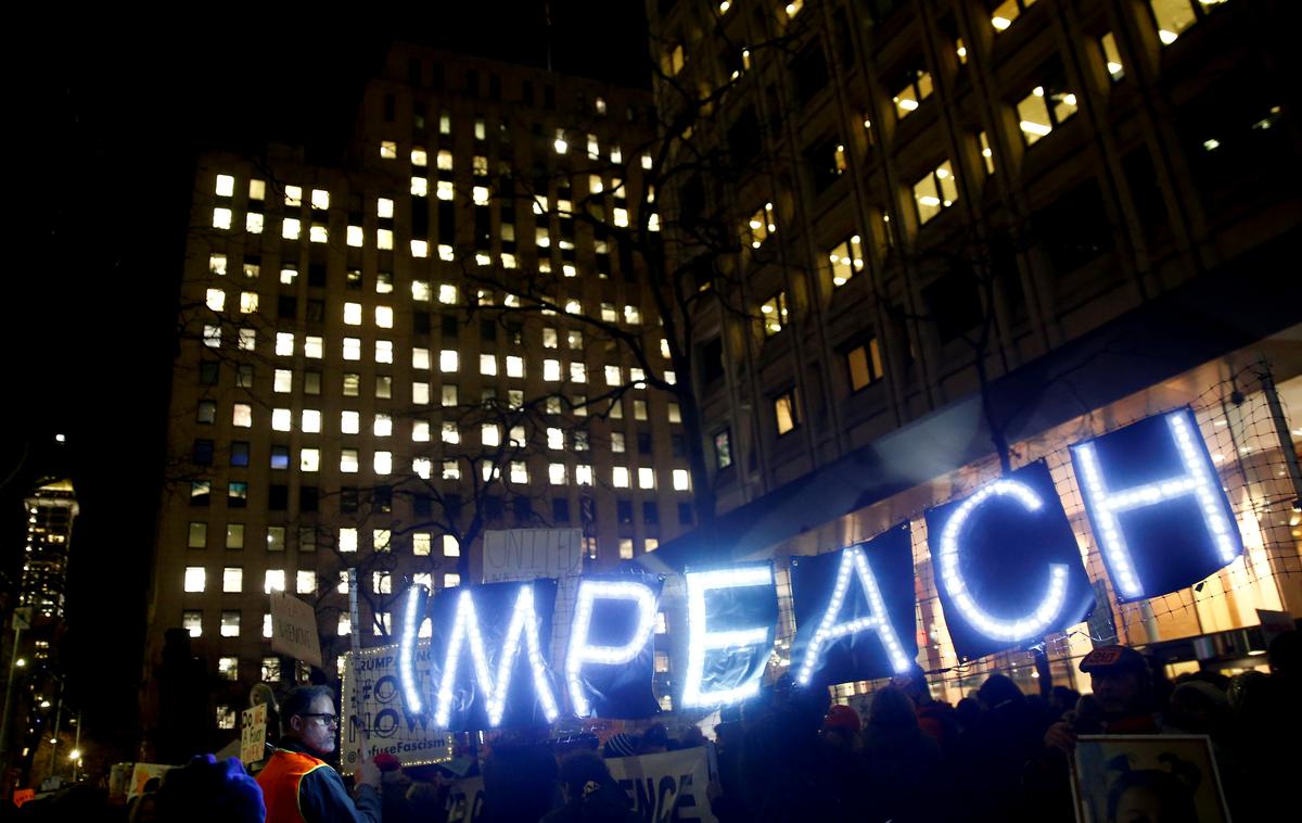 Protestniki v Seattlu | Protestniki v Seattlu podpirajo ustavno obtožbo zoper predsednika ZDA Donalda Trumpa. | Foto Reuters