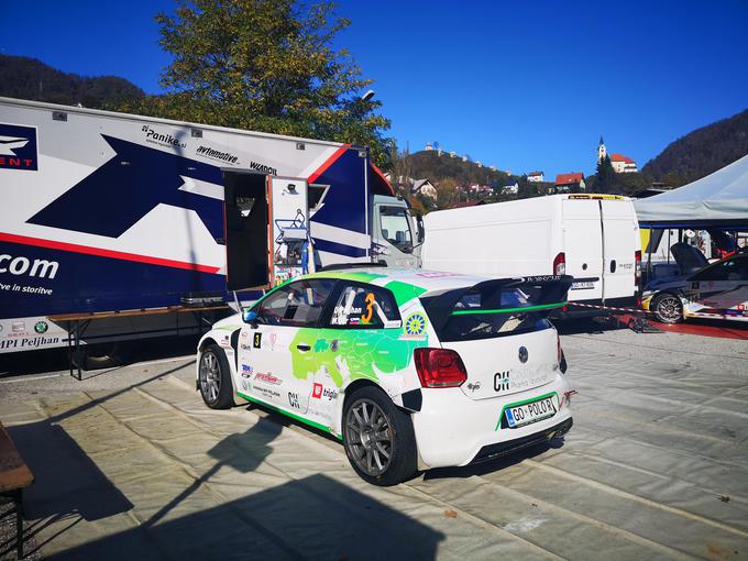 Zanimiva alternativa so še vedno tako imenovani proto dirkalniki. Karoserija modernega avtomobila na tehniki mitsubishi lancerja. V tem polu vozita Darko Peljhan in Matej Čar. | Foto: Gregor Pavšič