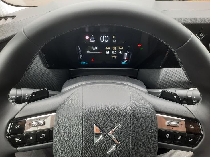Vrtljaji motorja so digitalno prikazani s številkami na sto natančno, grafično pa ali s stopnjami vodoravno ali s krožnim merilnikom. | Foto: Aleš Črnivec
