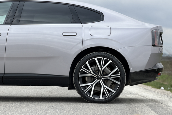 Marsikdo se je obrnil – nič čudnega: sodil bo med najbolj vpadljive limuzine