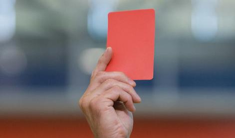 Ne le nogometaši, od danes naprej z rumenimi in rdečimi kartoni tudi skakalci