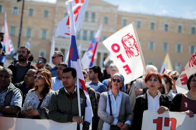 Na ulicah številnih grških mest se je medtem na prvomajskih shodih po navedbah organizatorjev zbralo 20.000 ljudi, ki so zahtevali boljše plače in izražali nezadovoljstvo zaradi visoke brezposelnosti. Ta še vedno znaša 18,5 odstotka, kar je največ v Evropski uniji. | Foto: Reuters