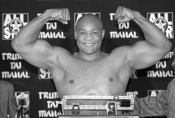 V 76. letu starosti je 21. marca 2025 umrl George Foreman, eden najboljših težkokategornikov v boksu. Prvi naslov svetovnega prvaka je osvojil leta 1973 po zmagi nad Joejem Frazierjem. Rumble in the jungle oziroma Ropot v džungli iz leta 1974 je bila legendarna boksarska bitka, ki jo je Foreman proti Muhammadu Aliju sicer izgubil. Dvajset let pozneje je še drugič postal svetovni prvak, leta 1994 z nokavtom Michaela Moorerja. Preden je postal poklicni boksar, je leta 1968 osvojil zlato olimpijsko kolajno. | Foto: Guliverimage