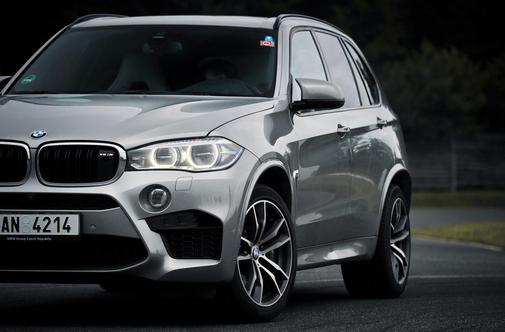 BMW X5 M - napad na človekova čutila v vozilu za 183 tisoč evrov (video)