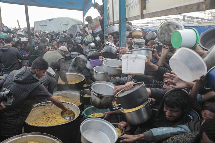 Gaza, hrana, boj za hrano, lakota | Po 18 mesecih vojne so razmere v Gazi "verjetno najhujše doslej", je ta teden sporočil urad ZN za usklajevanje humanitarnih zadev (OCHA). Vodje 12 večjih mednarodnih človekoljubnih organizacij, med njimi Oxfam in Save the Children, so prejšnji teden dejali, da "huda lakota ni le potencialna nevarnost, ampak že realnost" v skoraj vseh predelih Gaze. | Foto Guliverimage