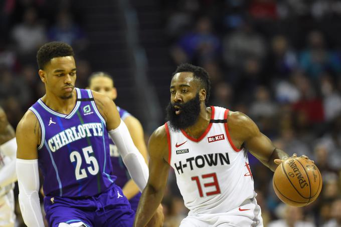 James Harden je pri Charlotte Hornets resda dosegel 30 točk, deset skokov, 14 asistenc, a izgubil tudi deset žog. | Foto: Reuters