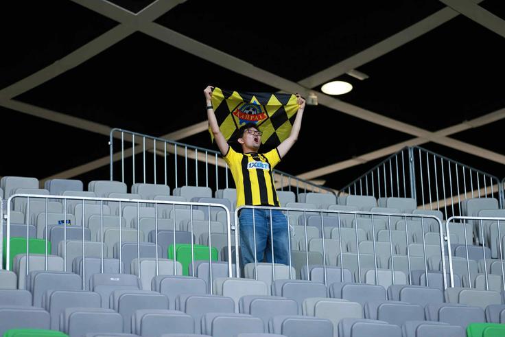Za izjemno navijanje, čeprav je bil ves čas osamljen na prazni tribuni stoženskega stadiona, si je prislužil imenitno nagrado. Vodstvo Kairata ga je povabilo na tekmo v Almati in mu poravnalo vse potne stroške, kar je veličastna gesta, saj je potovanje od Prage do Almatija vse prej kot poceni ... | Foto: Osebni arhiv