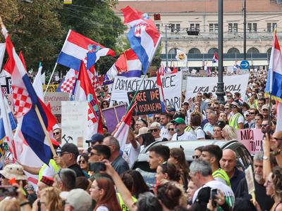 Hrvati po šokantnem odkritju na noge: množice protestnikov preplavile Zagreb #video