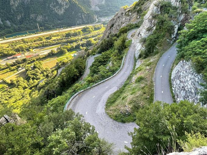 Znamenita cesta s serpentinami pri Montvernierju. Zgodba o vožnji po tej cesti sledi v prihodnjih dneh. | Foto: Gregor Pavšič