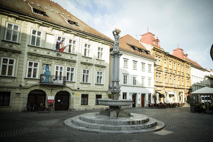 Sprehod po Ljubljani | Sprehod po sočni preteklosti Ljubljane z zgodovinarjem Boštjanom Plutom se začne pri vodnjaku pred Akademijo za glasbo. Herkulova fontana na Starem trgu pa ni samo zbirno mesto Wicked ture, temveč tudi njeno izhodišče. | Foto Ana Kovač