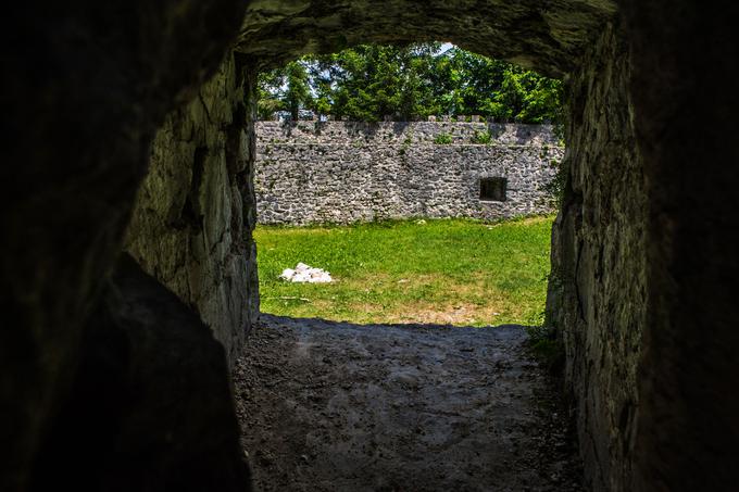 Rimska vojska je v 3. stoletju zgradila mogočen obrambni sistem, imenovan Claustra Alpium Luliarium. Stal je na območju današnje Slovenije in Hrvaške. Sestavljalo so ga več ko 30 kilometrov zidu s stolpi, samostojni opazovalni stolpi, vojaške trdnjave in utrdbe.  | Foto: Gašper Pirman