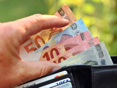 Zdaj je uradno: minimalna plača bo znašala tisoč evrov