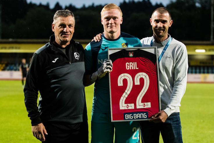 Mladi vratar Domen Gril se poslavlja od slovenskih zelenic. Pred srečanjem je prejel priložnostno darilo iz rok športnega direktorja Brava Dejana Močnika. | Foto: Grega Valančič/Sportida