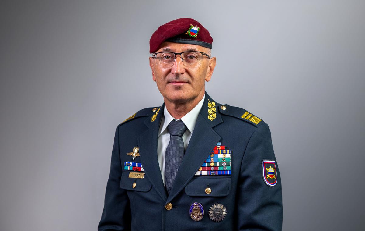 Dobran Božič | Božič opozarja, da jamstva zaveznikov brez lastne odpornosti ne zadoščajo. Slovenija mora vlagati v vojsko in varnostni sistem ter ostati trdno zasidrana v EU in Natu, sicer bodo o naši prihodnosti odločali drugi. | Foto Gaja Hanuna