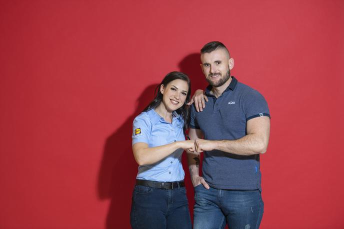 Zaposleni v Lidlu | Lidl Slovenija z marcem zvišuje osnovne bruto plače zaposlenim v prodaji in skladišču ter potrjuje regres za letni dopust v višini dva tisoč evrov. | Foto Lidl Slovenija