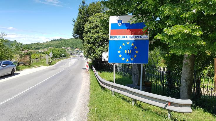 Most čez Dragonjo stoji med obema mejnima prehodoma. | Foto: Gregor Pavšič
