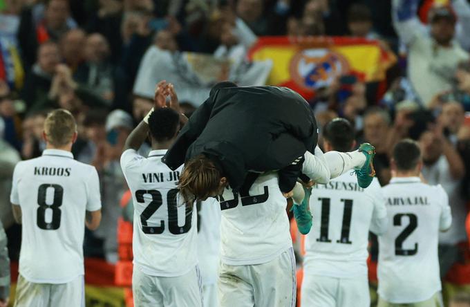 Ko so nogometaši Reala pozdravili svoje navijače na Anfieldu, se je Luka Modrić znašel na soigralcu Antoniu Rüdigerju. | Foto: Reuters
