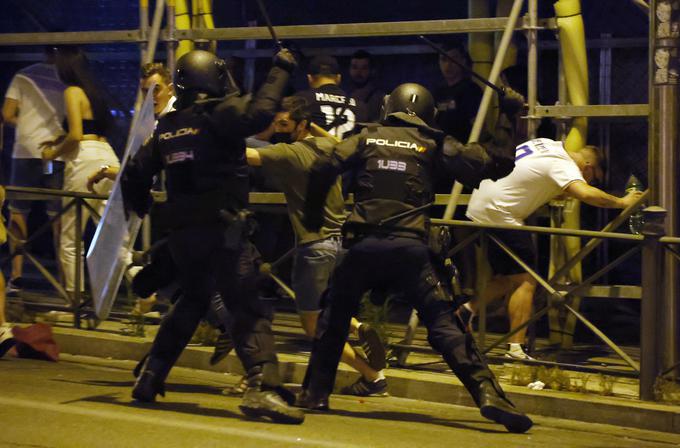 Policija je proti tisočem navijačev, ki so obstali za kovinskimi ograjami na obodu stadiona, uporabila solzivec. Navijači Liverpoola so bili po kaosu prisiljeni prenašati še vrsto lažnih obtožb na njihov račun. | Foto: Reuters