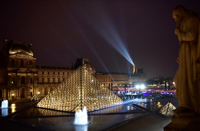 Mednarodni salon francoskega Nacionalnega združenja lepih umetnosti (SNBA) poteka v razstavišču Carruosel du Louvre pod piramido slovitega pariškega muzeja. Na njem sodeluje več kot 600 umetnikov. | Foto: Reuters
