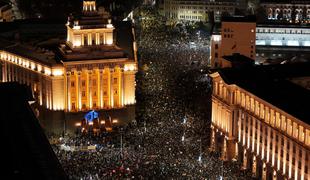 Bolgari zaradi uvedbe evra zasedli ulice, vlada popustila #video